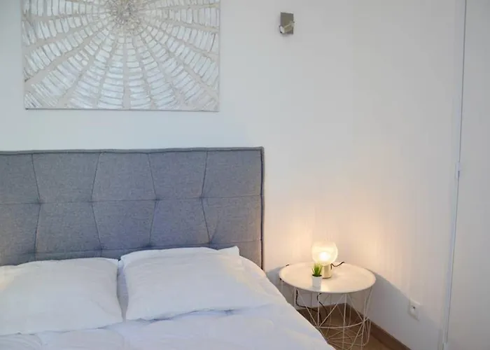 Dolmen Adrien 4 * 图尔